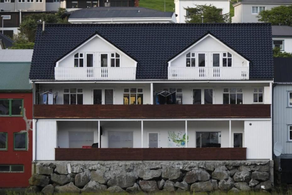 Spacious City Center Home By The Sea Klaksvík Exterior photo
